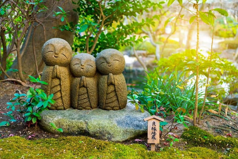 1-Day trip: Kamakura City (Enoshima/Shonan/Beach) - Tsurugaoka Hachimangu and Komachi-dori Add Town Life