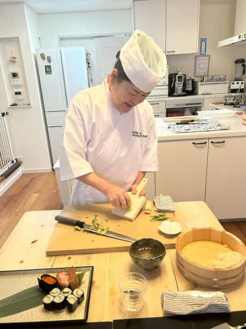 AKEMI's SUSHiKiTCHEN: A fun sushi cooking lesson in Tokyo - Who will enjoy this lesson most?