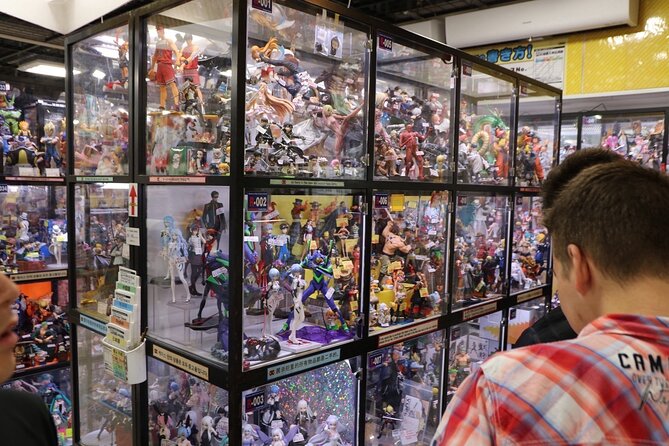 Akihabara Tour with Vintage Gaming Anime and Gachapon Experience - Playing old-school games at Super Potato
