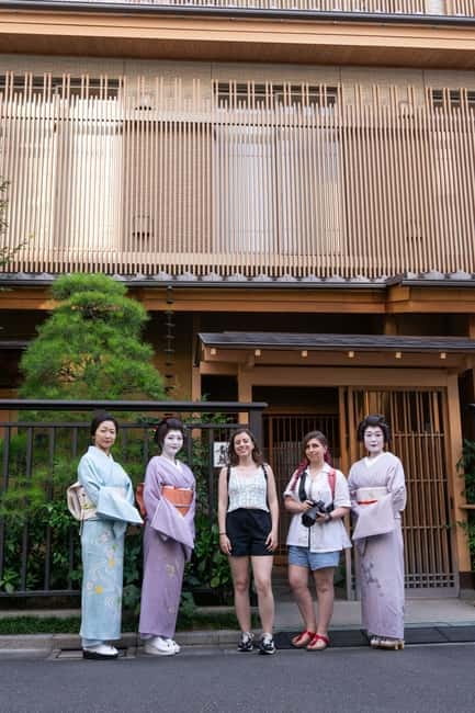 Asakusa: Geisha Performance and Tea House Experience - Meeting geisha in Asakusa