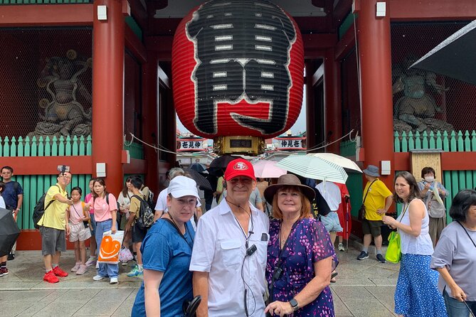 Asakusa: Japanese kitchen knife store visits after history tour - Kaminarimon and the approach to Senso-ji