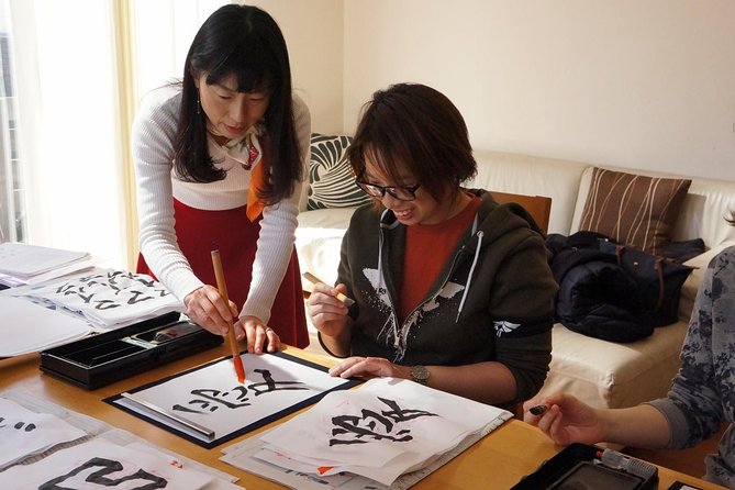 Authentic Japanese calligraphy class in Tokyo! Kanji your name - What makes Maki’s teaching effective