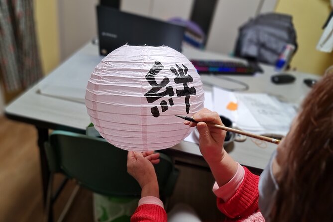Calligraphy on T-shirt or lantern near Skytree Tokyo - Finishing the shirt without panic