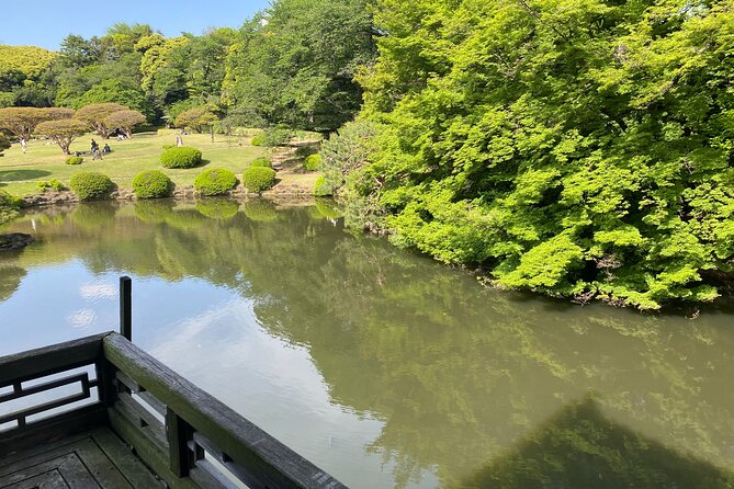 Discover the History of Shinjuku Gyoen – Private Walking Tour - Traditional Japanese gardens within the park