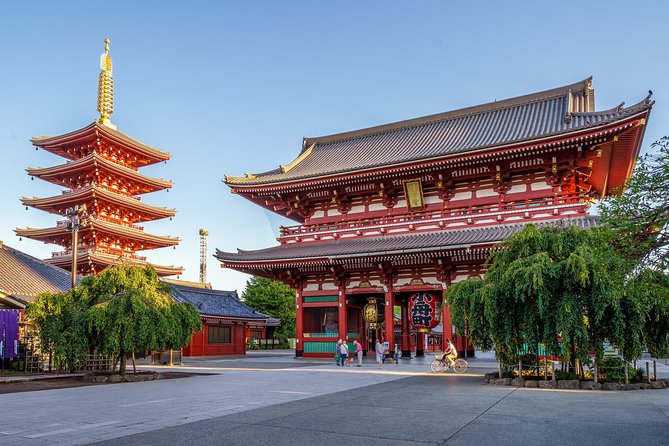 [electric bicycle tour]: 6-hour travel course by electric bicycle Asakusa, Ueno Park, Edo-Tokyo Museum, and Sky Tree. (There is a support car.) - Choosing lunch at Edonoren
