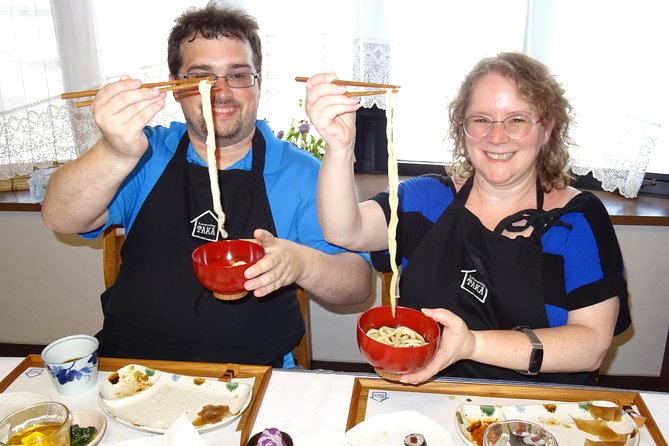 Experience all of Japanese culture and Japanese food experience classes "origami, udon, Japanese food, green tea, calligraphy" in 4 hours - Making udon with your feet
