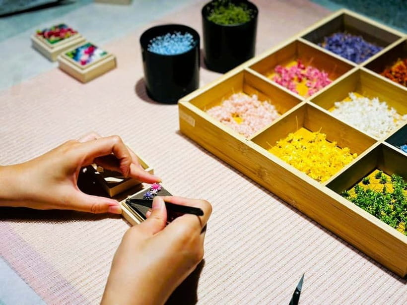 Experience Crafting a Flower-Adorned Mini Japanese Garden - Choosing flowers, colors, and the shape of your scene
