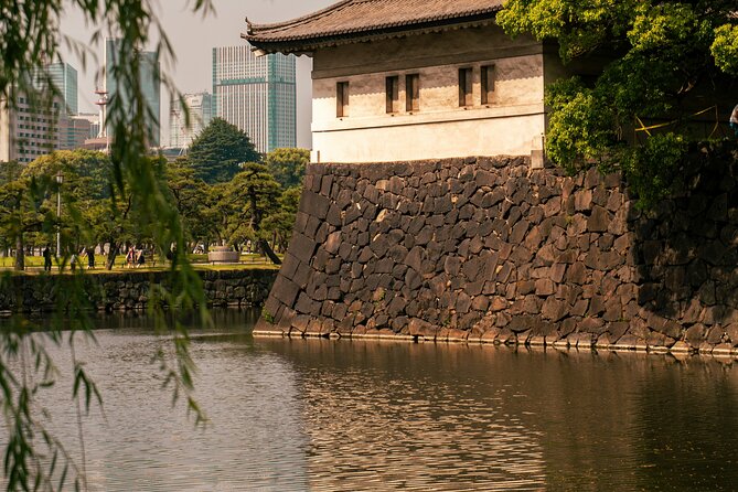 From the Imperial Palace to Odaiba : Time travel to Tokyo - Tokyo told through four very different places