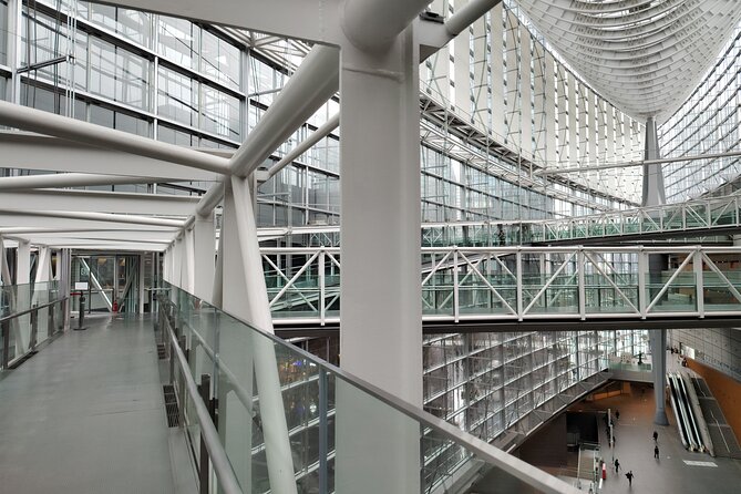 From the Imperial Palace to Odaiba : Time travel to Tokyo - A quiet hour inside the Tokyo International Forum