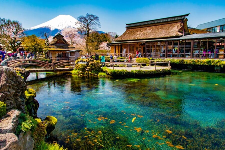 From Tokyo: Fuji Mountain Area - FujiQ - Lake Kawaguchiko - Chureito Pagoda - A private Fuji day with one timing question
