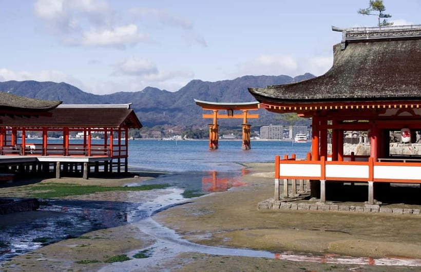 From Tokyo: Hiroshima and Miyajima Day Trip by Bullet Train - One hundred minutes to explore Miyajima