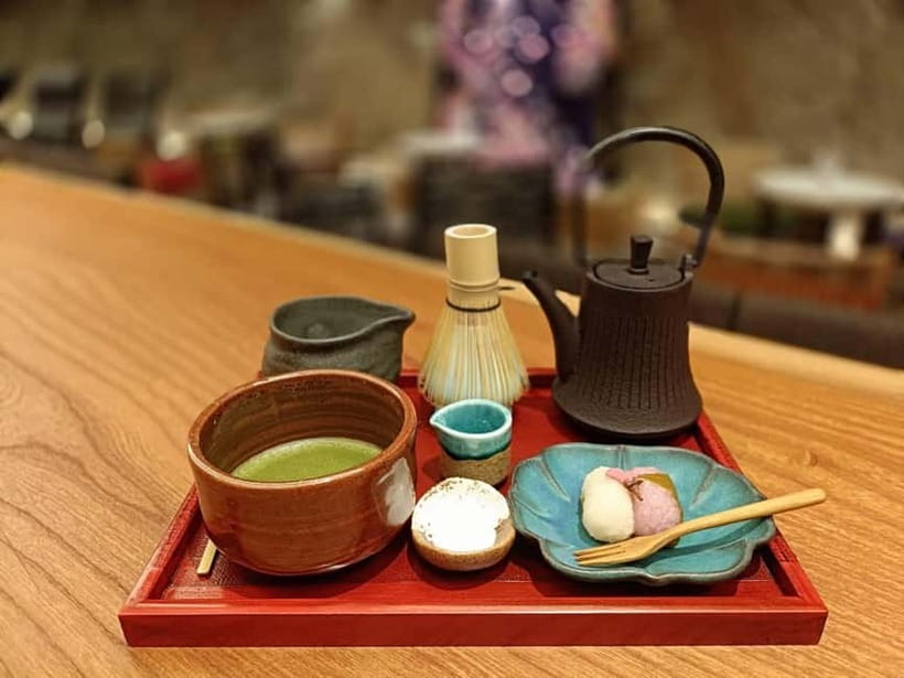 Ginza Tokyo: Easy Matcha (Green Tea) Experience - Grinding and preparing your own matcha