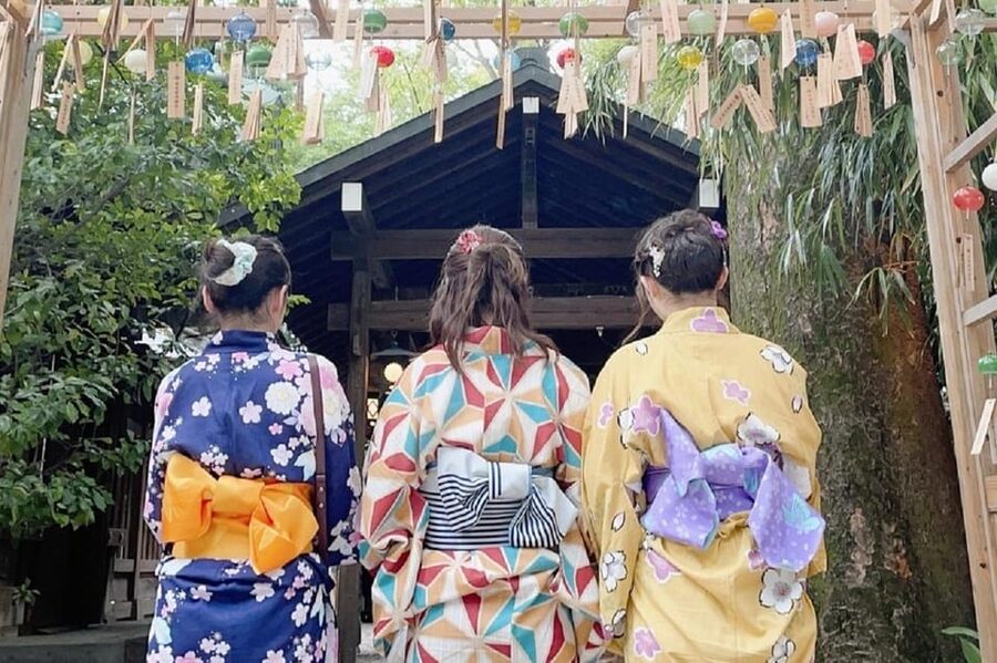 Guided Tour of Walking and Photography in Asakusa in kimono - Kaminarimon Gate and the first photographs