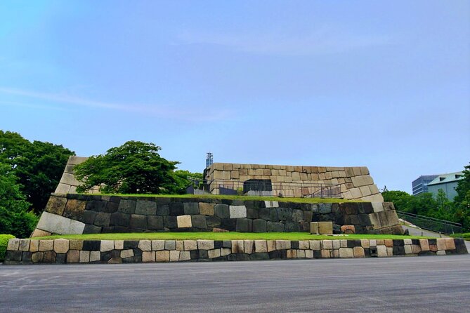 Imperial Palace East Garden and Edo Castle Walking Tour in Tokyo - What the guides add to the experience