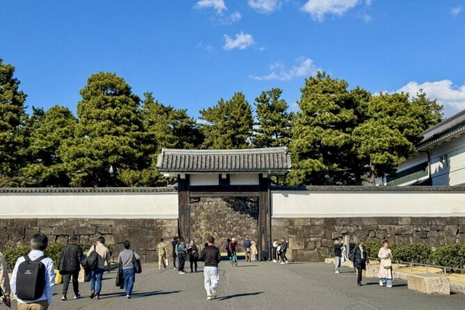Imperial Palace to Tokyo Station Historical Walking Tour - Wadakura Fountain Park and the first palace views