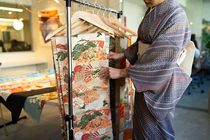 Kimono Art Workshop in Tokyo - Choosing your vintage fabric