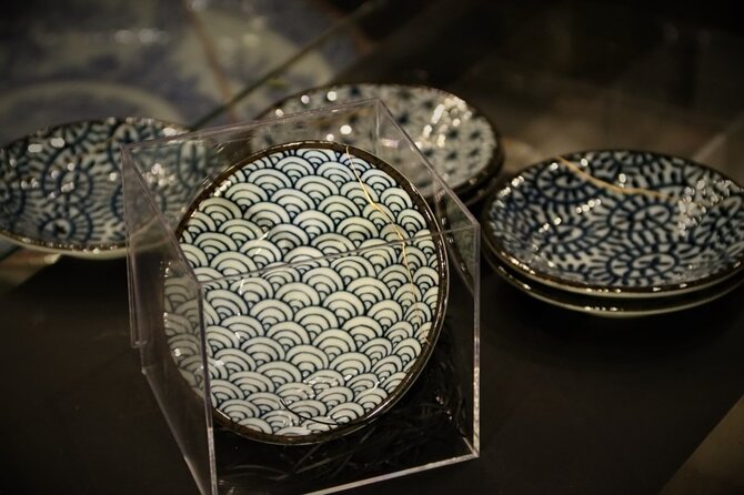 Kintsugi Experience: Art of Golden Joinery in Tokyo - Repairing the plate with lacquer and gold