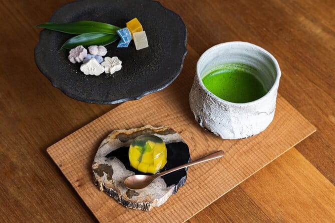 Kintsugi Workshop Class in Shibuya, Tokyo with mon cadeau - Choosing the crockery you will repair