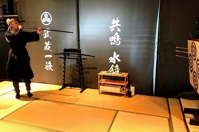 Ninja Samurai 2-hour hands-on lesson by Japanese master in Tokyo - Handling ninja tools and entering the trick house