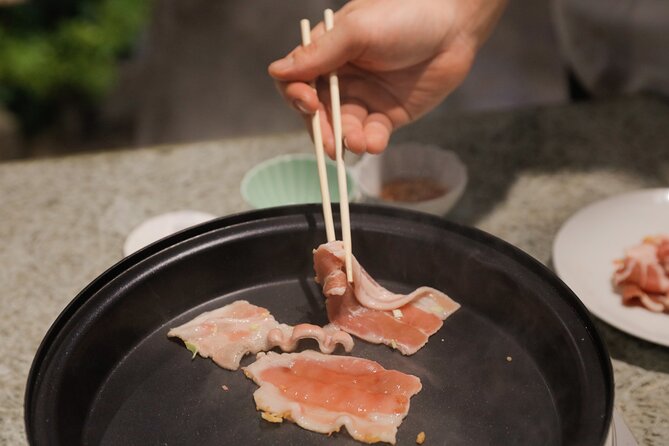 Okonomiyaki making experience~Japanese popular food - Choosing between meat and seafood