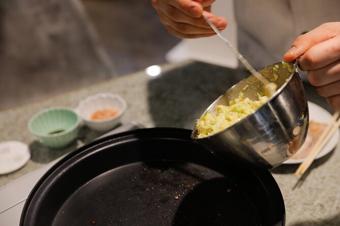 Okonomiyaki making experience~Japanese popular food - English support and the role of Nina