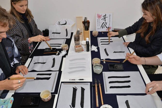 Private Japanese Calligraphy Class in Shibuya Tokyo - Learning the first brush strokes