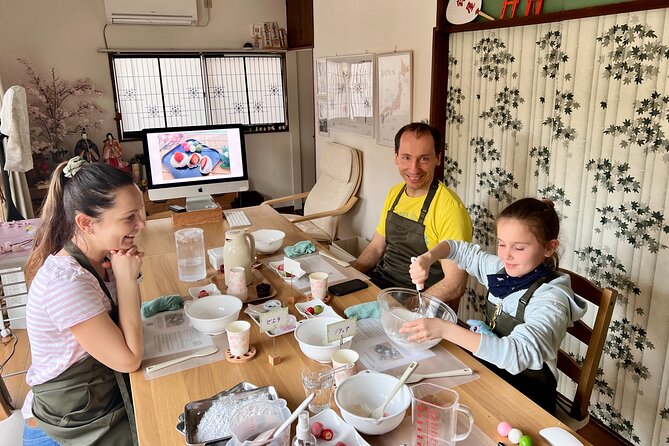 Private Mochi Sweets Making class near Shibuya area - Tea, tasting, and the take-home bag