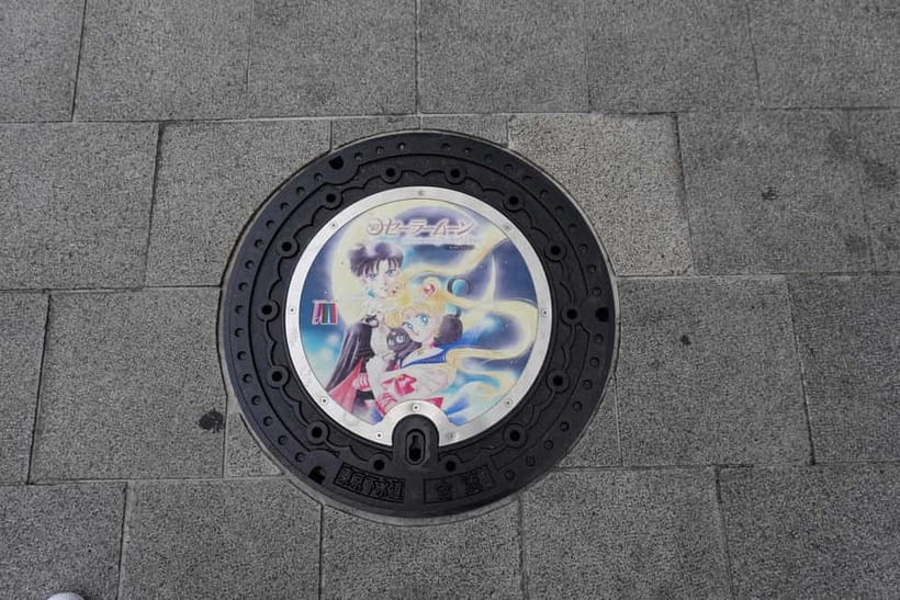 Sailor Moon Tour in Azabujuban, Tokyo - Meeting Ellen at the Sailor Moon manhole cover
