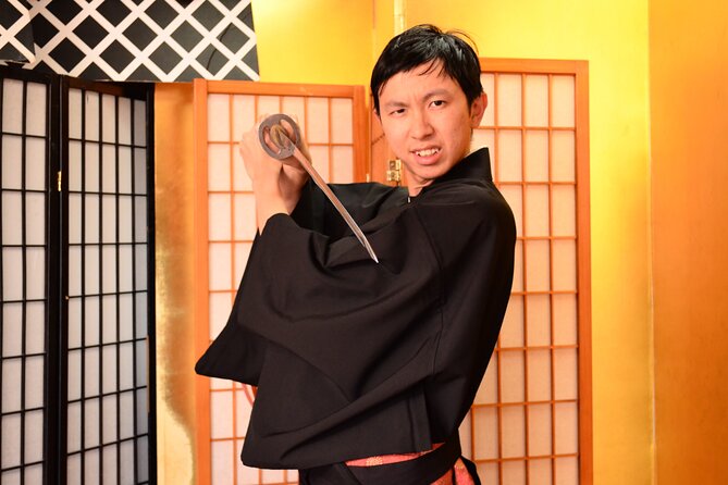 Samurai Training Tokyo Asakusa - Greetings, drawing, and sheathing the katana