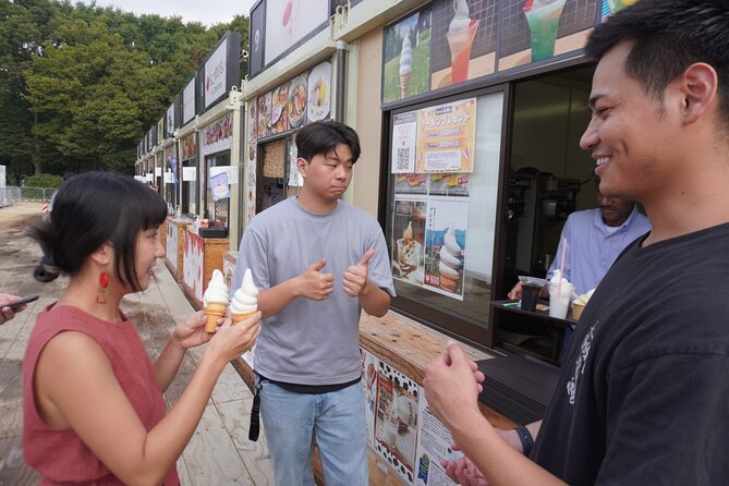 Shinjuku: Private Bar Hopping - A quiet pause at Hanazono Shrine
