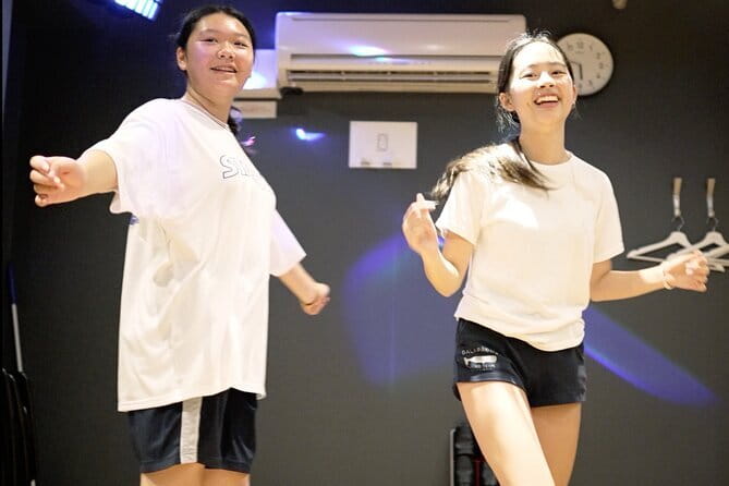 Shuffle Dance in Tokyo with a TikTok Star - Intermediate Level - Why this Tokyo dance class is different