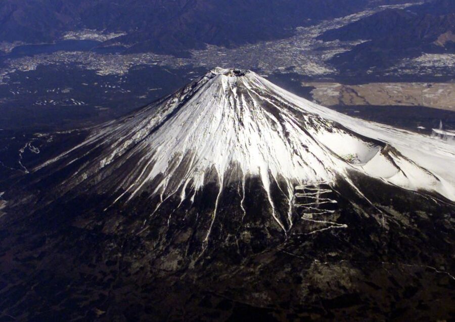 Sightseeing Day Trip to Mount Fuji and Hakone Green Number - Lake Kawaguchi and Oishi Park: Fuji from the water’s edge