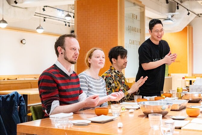 Taisho Sushi Making Class in Tokyo - Shaping gunkan with salmon roe and toppings