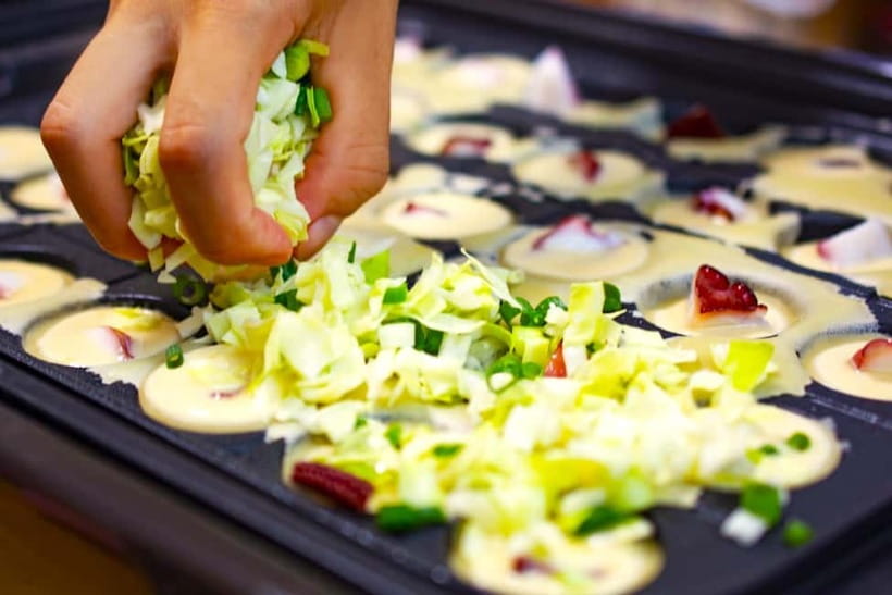 Takoyaki cooking experience in Kabukicho, Shinjuku - What happens during the one-hour takoyaki class