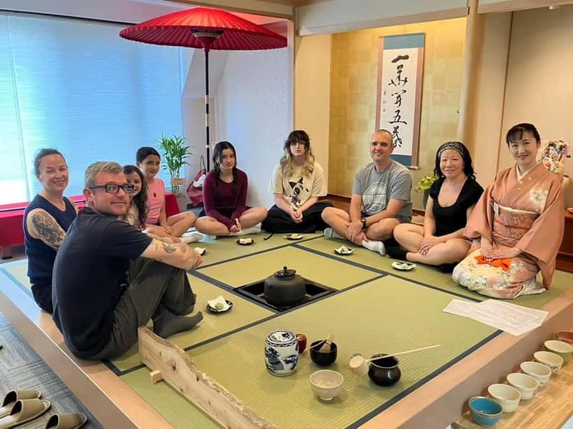 Tea ceremony experience in Japanese-style room 60min - Watching Ryouko prepare the matcha
