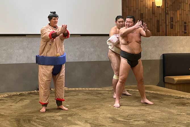 the SUMO show with Dinner - The English introduction explains how sumo works
