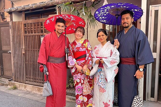 Tokyo Asakusa Kimono Rental - Walking through Asakusa in traditional dress