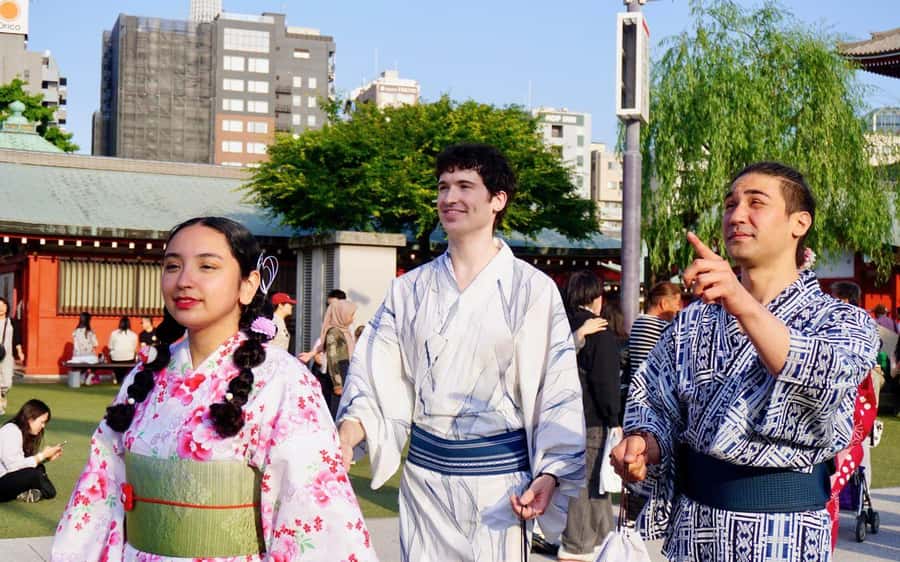 Tokyo: Asakusa Kimono Rental Experience - Walking from the shop to Sensoji