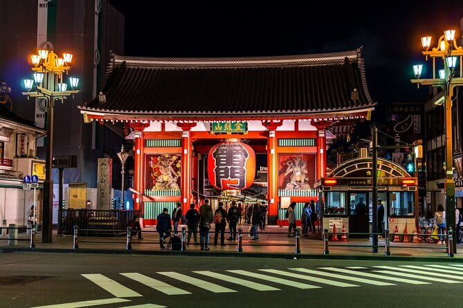Tokyo Asakusa Sensoji Temple Night Walking Tour - Kaminarimon Gate and the famous red lantern