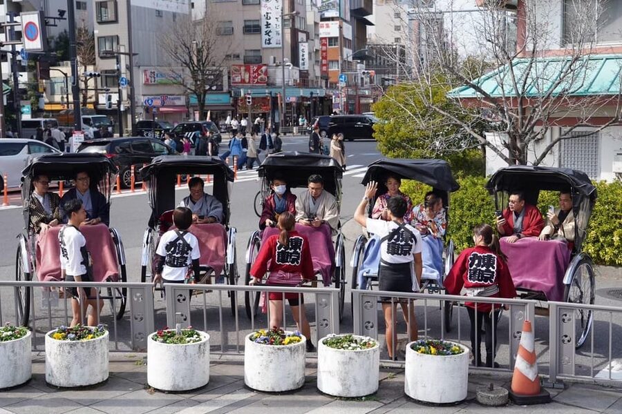 Tokyo: Asakusa tour by rickshaw - The photo stop is more useful than it sounds
