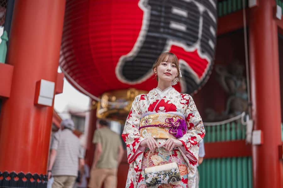 Tokyo Asakusa: Traditional Kimono Rental Experience at Wargo - Choosing between a kimono, yukata, and upgraded styles