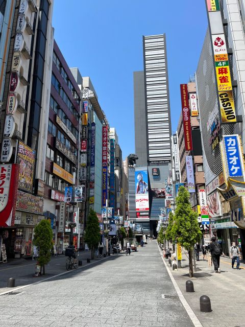 tokyo city walk tour visit Tokyo in one day - Ginza and Shinjuku after dark