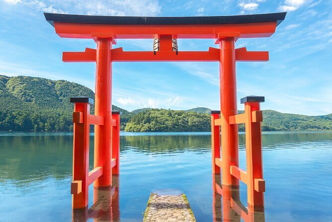 Tokyo Day Tour in Mt. Fuji, Lake Ashi Cruise and Owakudani Cable - Hakone Shrine and the red torii by Lake Ashi