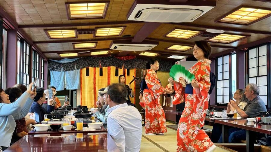 Tokyo Dinner Cruise & Tradition Show & Drinks & Tokyo Tower - Sukiyaki at the Table