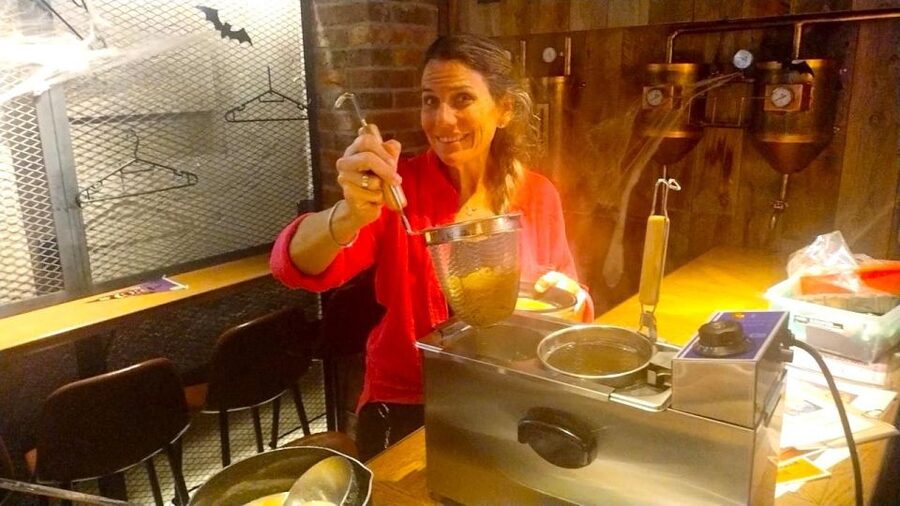 Tokyo: Easy Ramen Cooking Experience in Kabukicho, Shinjuku - Making your bowl at Shinjuku Ale