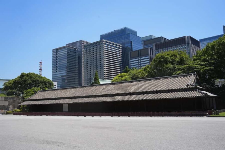 Tokyo: Edo Castle and Imperial Palace Guided Walking Tour - The Honmaru site and the 30-minute history lesson
