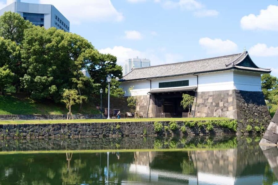 Tokyo: Edo Castle and Imperial Palace Guided Walking Tour - What the $3.22 price really offers