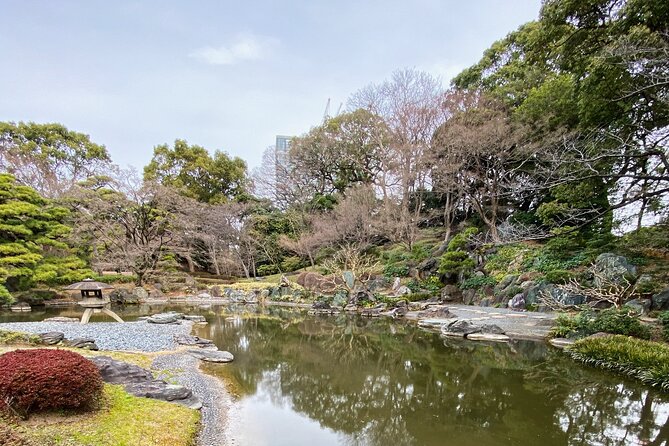 Tokyo: Edo Castle & East Garden of the Imperial Palace Tour - Following the old castle walls