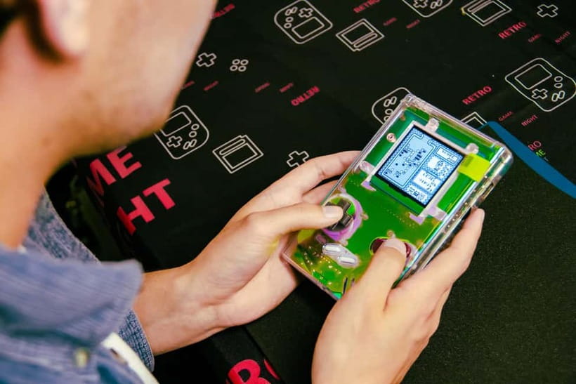 Tokyo: Gameboy Mod Workshop at Akihabara - Rebuilding with a new screen and custom case