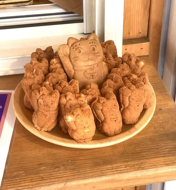 Tokyo: Gotokuji Cat Temple, Shinjuku Cat Cafe & 3D Cat Tour - The train ride from Shinjuku to Gotokuji